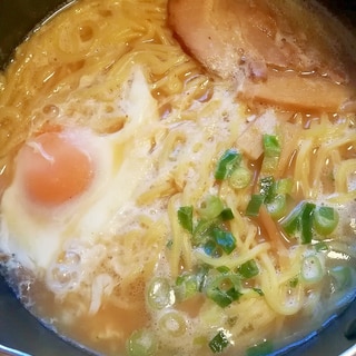 卵とチャーシューとメンマとネギの豚骨ラーメン